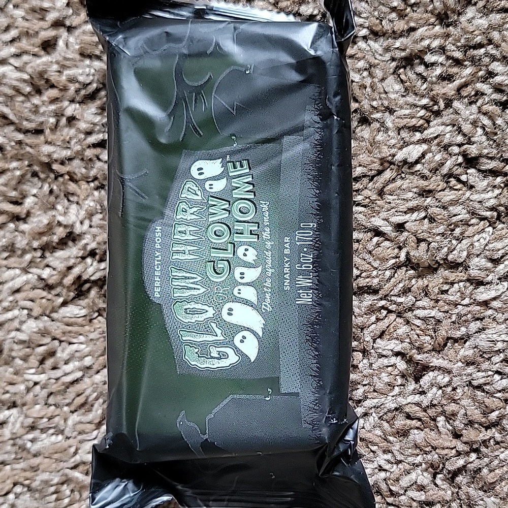 Perfectly Posh Halloween Self Care Bundle 🎃 Mask + Snarky Bar + Makeup Bag - Picture 2 of 16